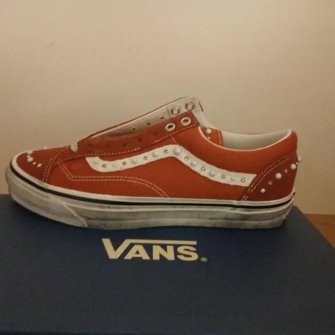 VANS RED LOW-TOP SNEAKERS - BOXED SIZE 9