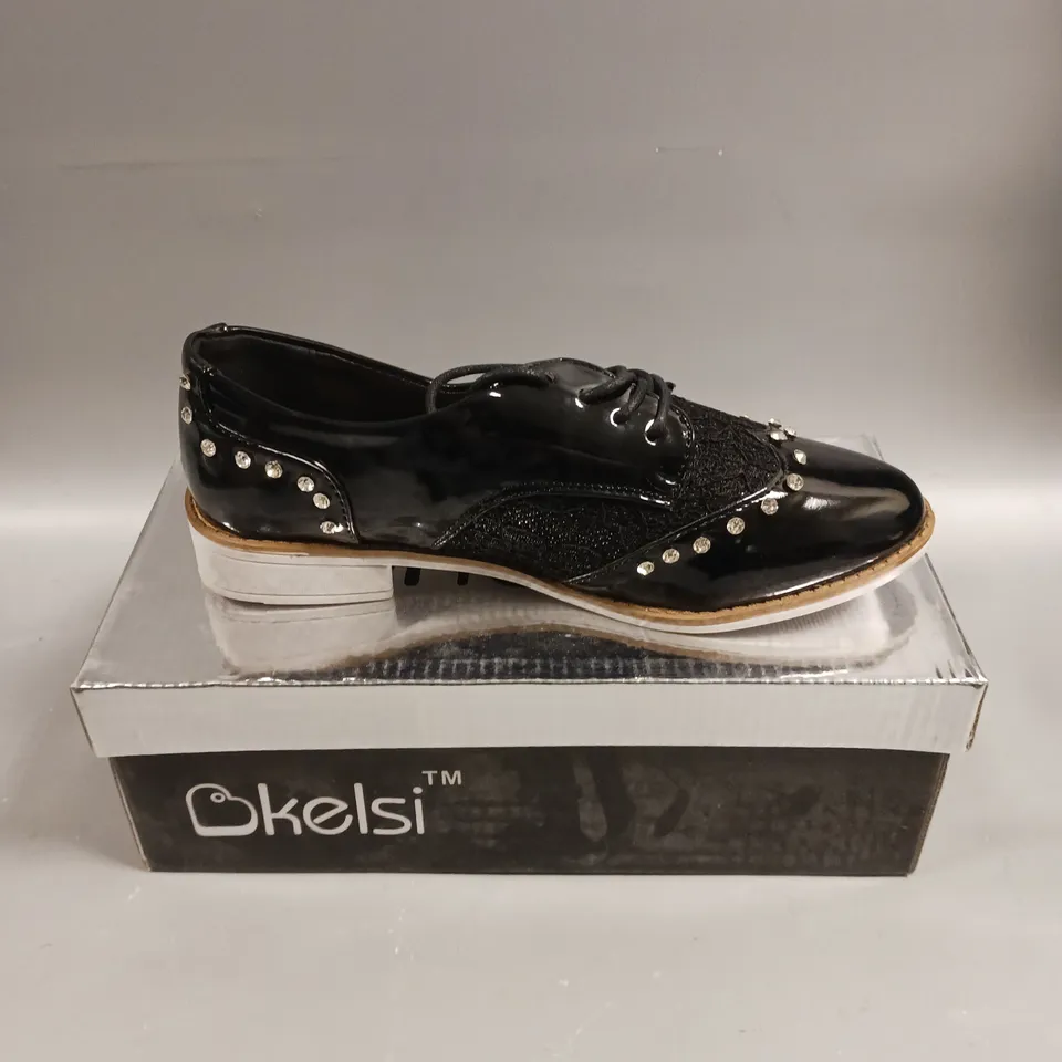 BOXED PAIR OF KELSI LACED SEQUINED SHOES IN BLACK - 3