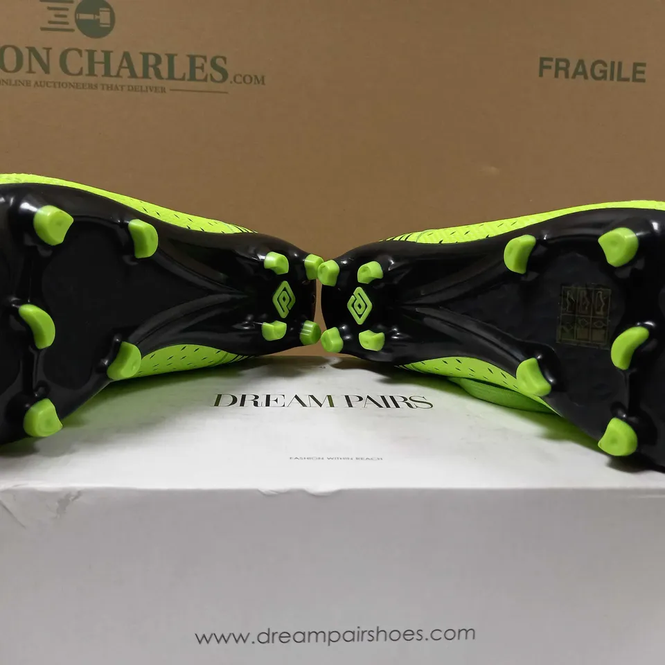 BOXED PAIR OF DREAM PAIRS VIBRANT GREEN FOOTBALL BOOTS - SIZE 10.5