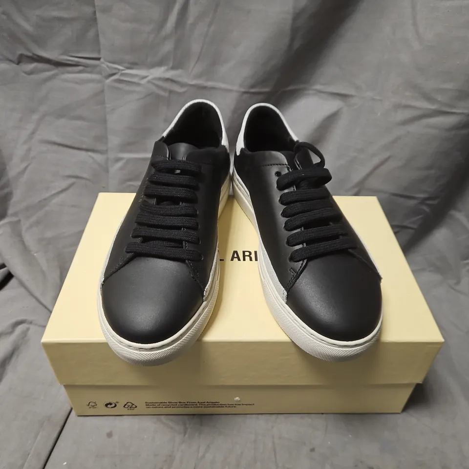 BOXED ARIGATO BLACK SNEAKERS WITH GREY SUEDE HEEL – UNISEX - SIZE 4