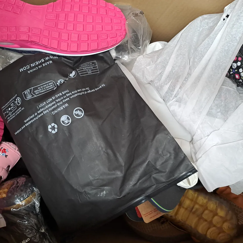 BOX OF APPROXIMATELY 10 ASSORTED PAIRS OF SHOES AND FOOTWEAR ITEMS IN VARIOUS STYLES AND SIZES TO INCLUDE DOWN TO EARTH, FASHION, SHELN, ETC
