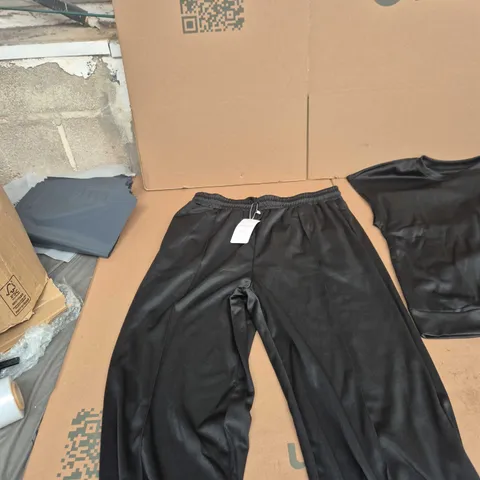 IVY & NOELLE LONDON BLACK WOMENβS T-SHIRT & JOGGER SET XL