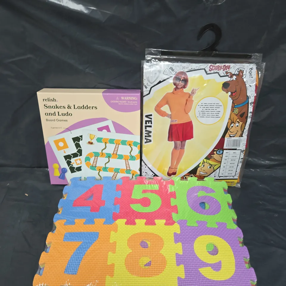 APPROXIMATELY 20 ASSORTED TOYS AND GAMES TO INCLUDE BOARD GAMES. FANCY DRESS AND FOAM MATS
