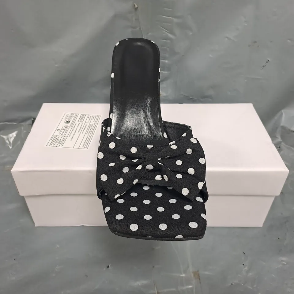 BOXED PAIR OF UNBRANDED OPEN TOE HEELS IN BLACK W. WHITE DOTS SIZE EU 41