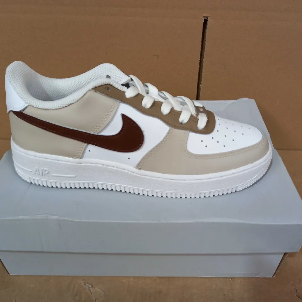 BOXED PAIR OF DESIGNER SHOES IN THE STYLE OF NIKE AIR FORCE 1 IN BROWN/WHITE SIZE UNSPECIFIED