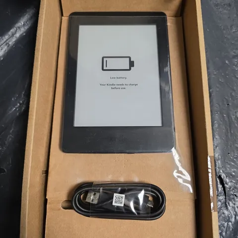 AMAZON KINDLE E-READER – BOXED WITH USB CHARGING CABLE (BLACK) 