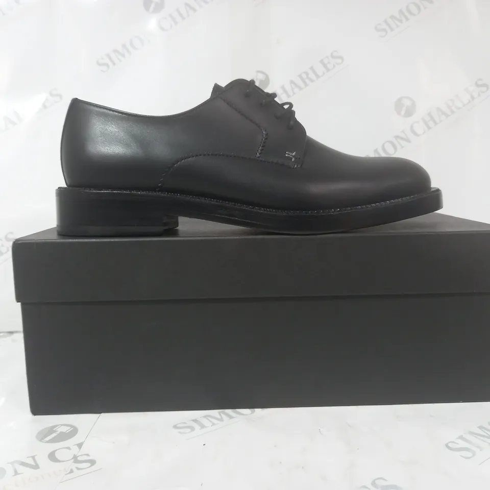 BOXED PAIR OF LANVIN LACE UP SHOES IN BLACK EU SIZE 41
