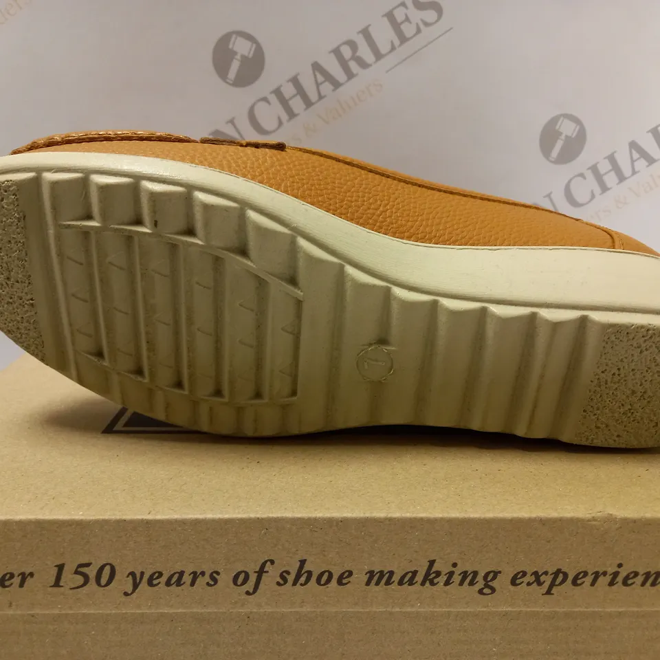 BOXED CUSHION WALK TASSLE LOAFERS, TAN - SIZE 7