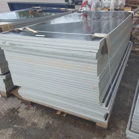 PALLET CONTAINING A LARGE QUANTITY OF SOLAR PANELS