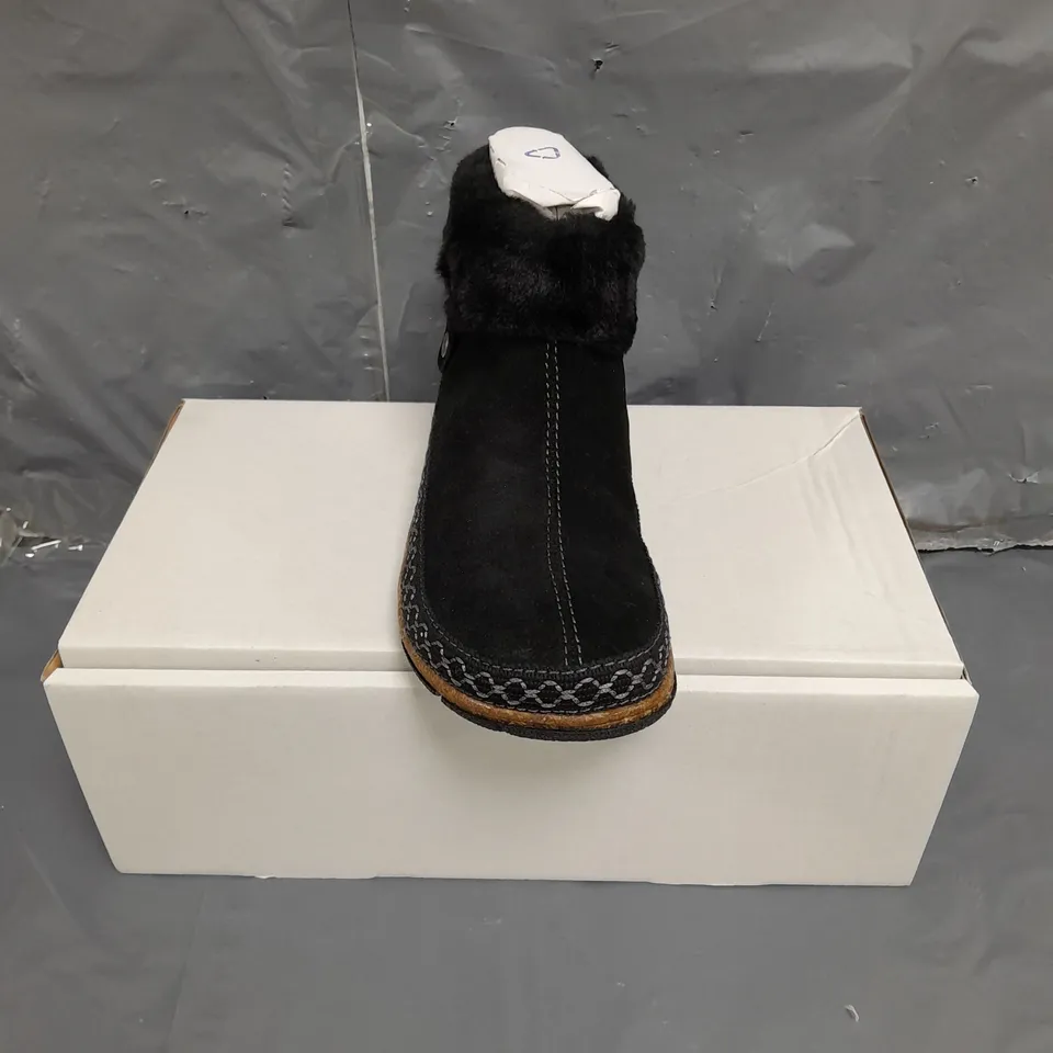 BOXED PAIR OF EARTH ORIGINALS EMMALYN BOOTIES IN BLACK SIZE 5