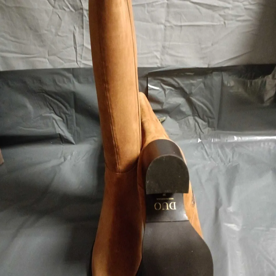 DUO BOOTS  DALIA TAN SUEDE KNEE-HIGH BOOTS – ZIP, BLOCK HEEL - SIZE EUR 39 