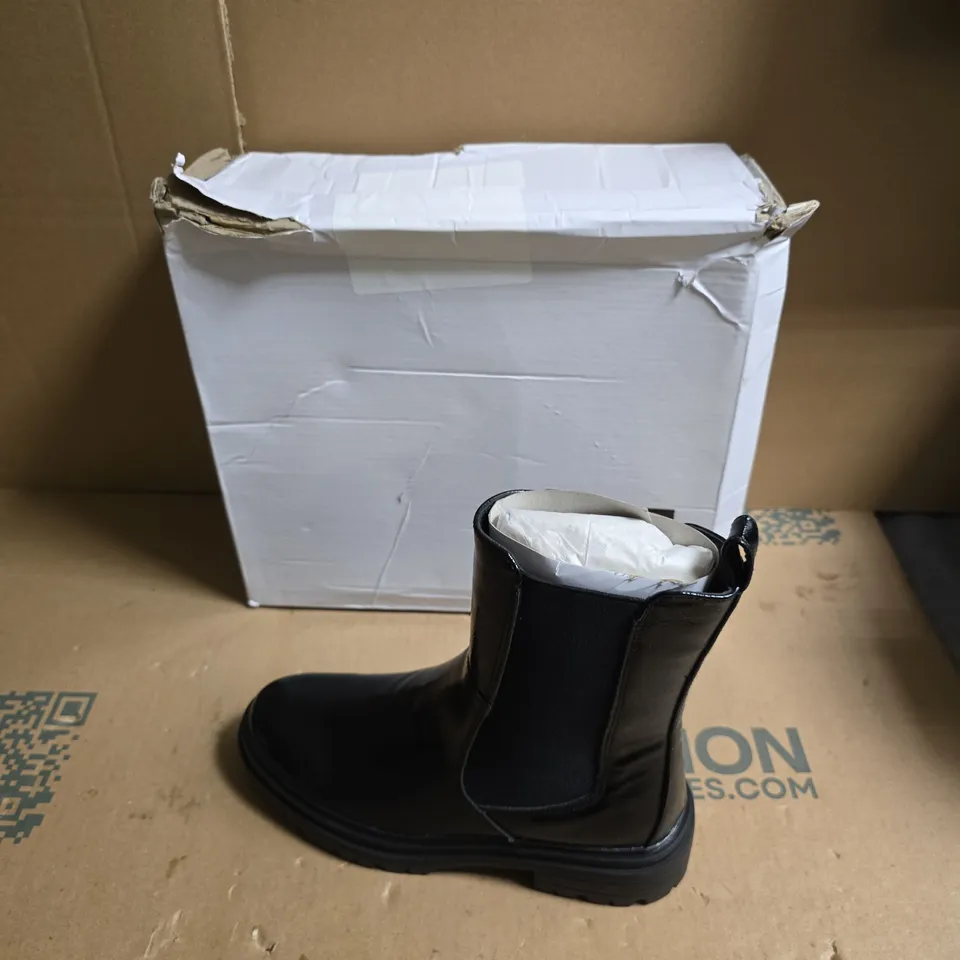 SHOES BY EMMA BLACK LEATHER ANKLE BOOT WITH CHUNKY LUG SOLE - UK SIZE 5