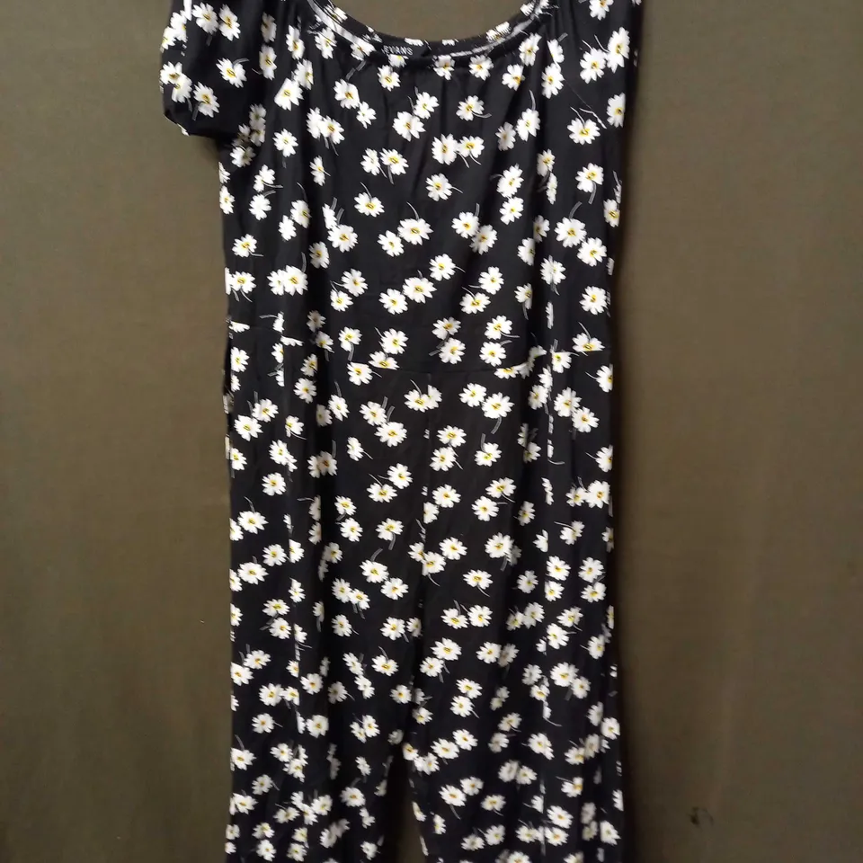 EVANS JUMPSUIT IN DAISY PRINT IN BLACK - SIZE 20