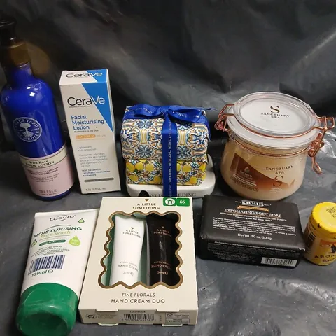 APPROXIMATELY 15 ASSORTED HEALTH & BEAUTY PRODUCTS TO INCLUDE EXFOLIATING BODY SOAP, FACIAL MOISTURISING LOTION, HAND CREAM SET ETC 