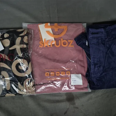 BOX OF APPROXIMATELY 20 ASSORTED CLOTHING AND FASHION ITEMS IN VARIOUS STYLES, SIZES, AND COLOURS