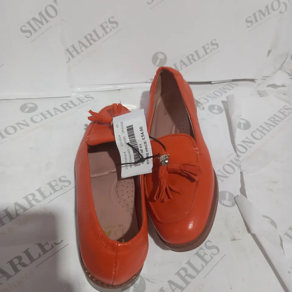 MODA IN PELLE EMMAROSE LOAFER SIZE 4 