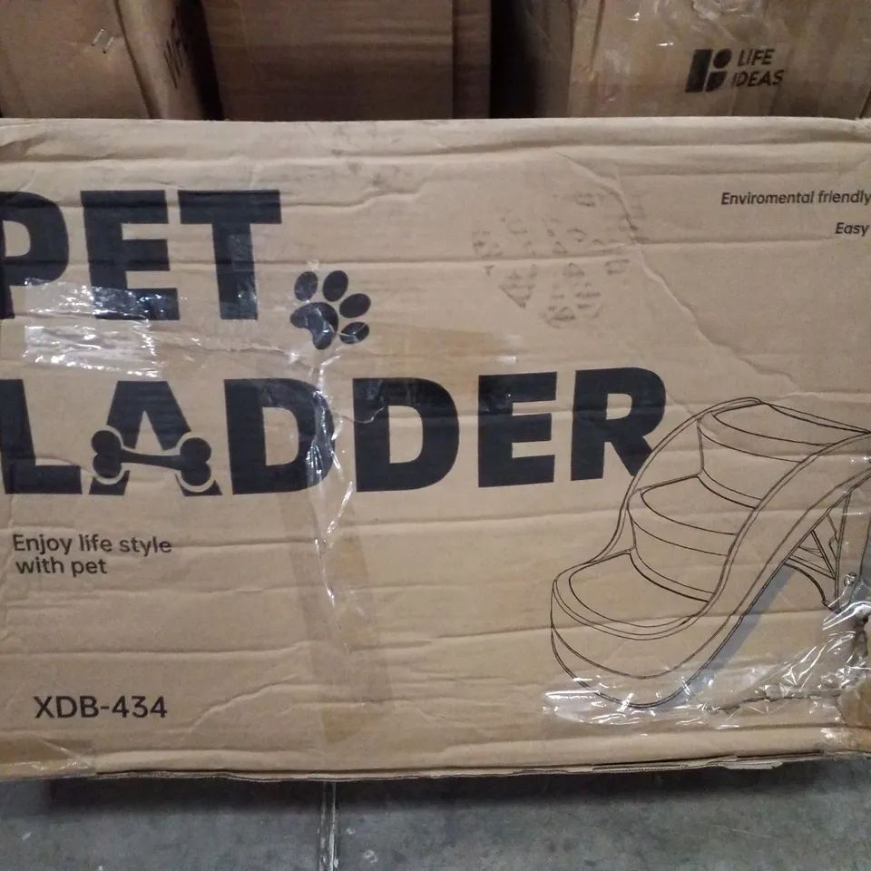 BOXED PET LADDER 