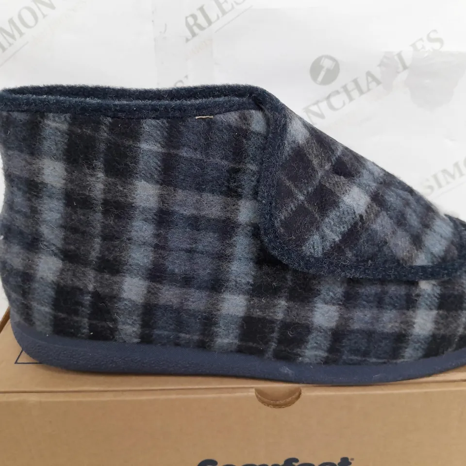 BOXED PAIR OF COSYFEET VELCRO SLIPPERS IN BLUE TARTAN - UK SIZE 13
