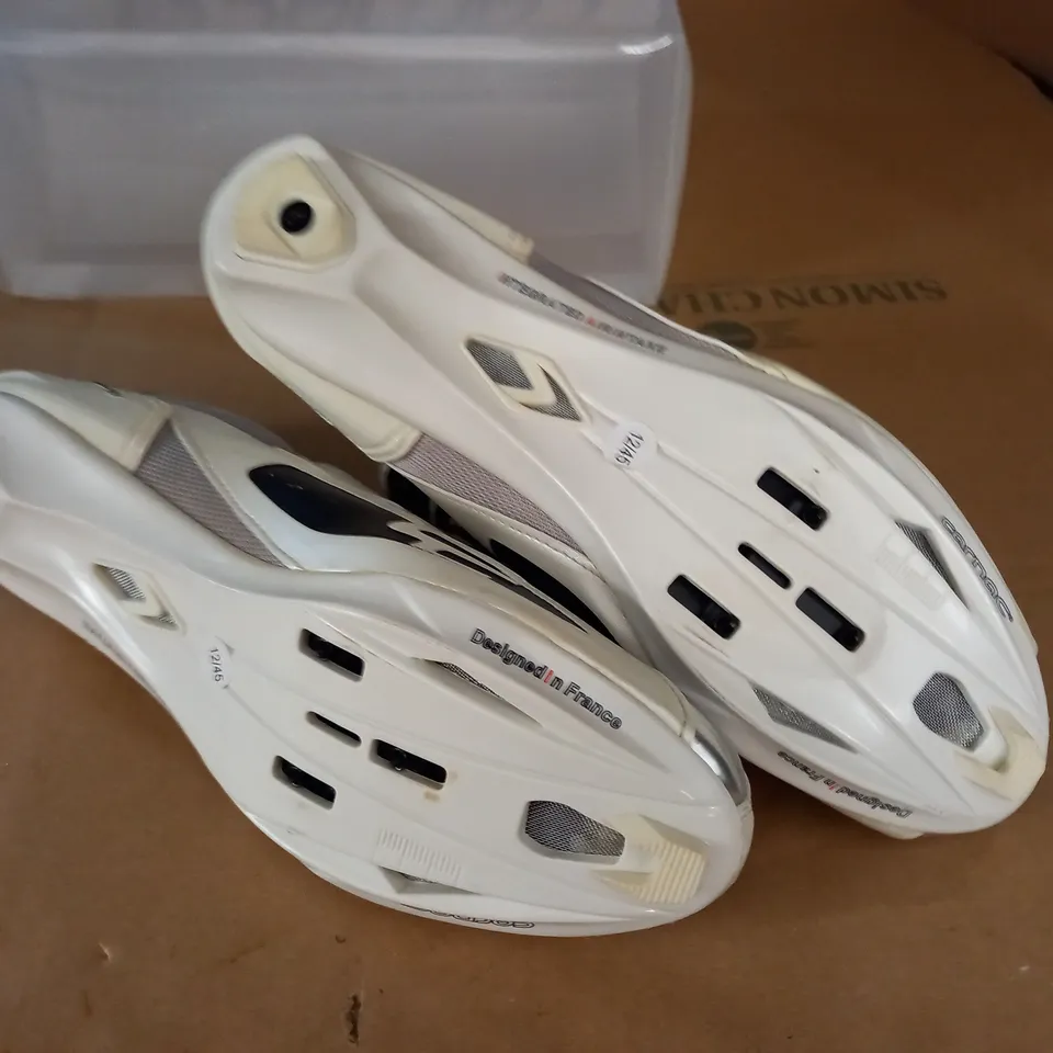 PAIR OF CARNAC EOS CYCLING SHOES IN WHITE BLACK - FR 45 US 12