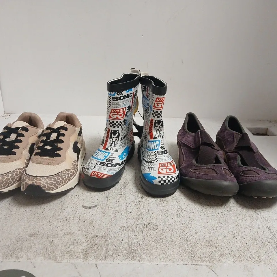 BOX OF APPROXIMATELY 15 ASSORTED PAIRS OF SHOES AND FOOTWEAR ITEMS IN VARIOUS COLOURS, STYLES, AND SIZES - COLLECTION ONLY