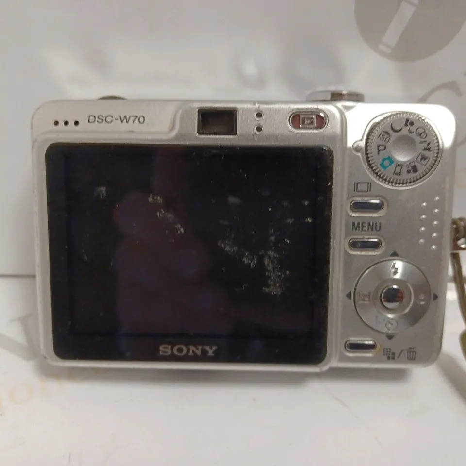 SONY CYBER SHOT 7.2 MEGAPIXELS DIGITAL CAMERA