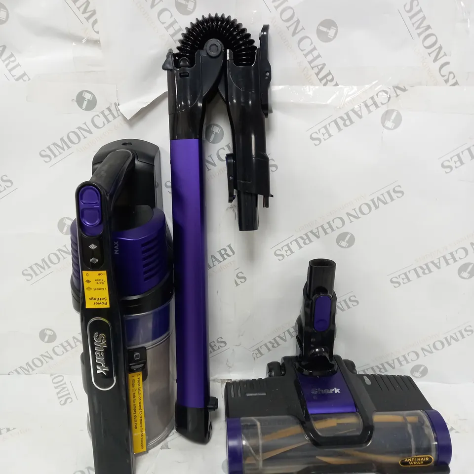 BOXED SHARK ANTI HAIR WRAP CORDLESS PET VACUUM CLEANER IZ202UKT