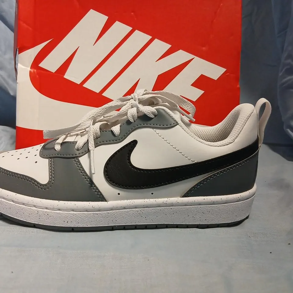 NIKE SNEAKERS – UK 3 (EU 35.5) WHITE/GREY WITH BLACK SWOOSH