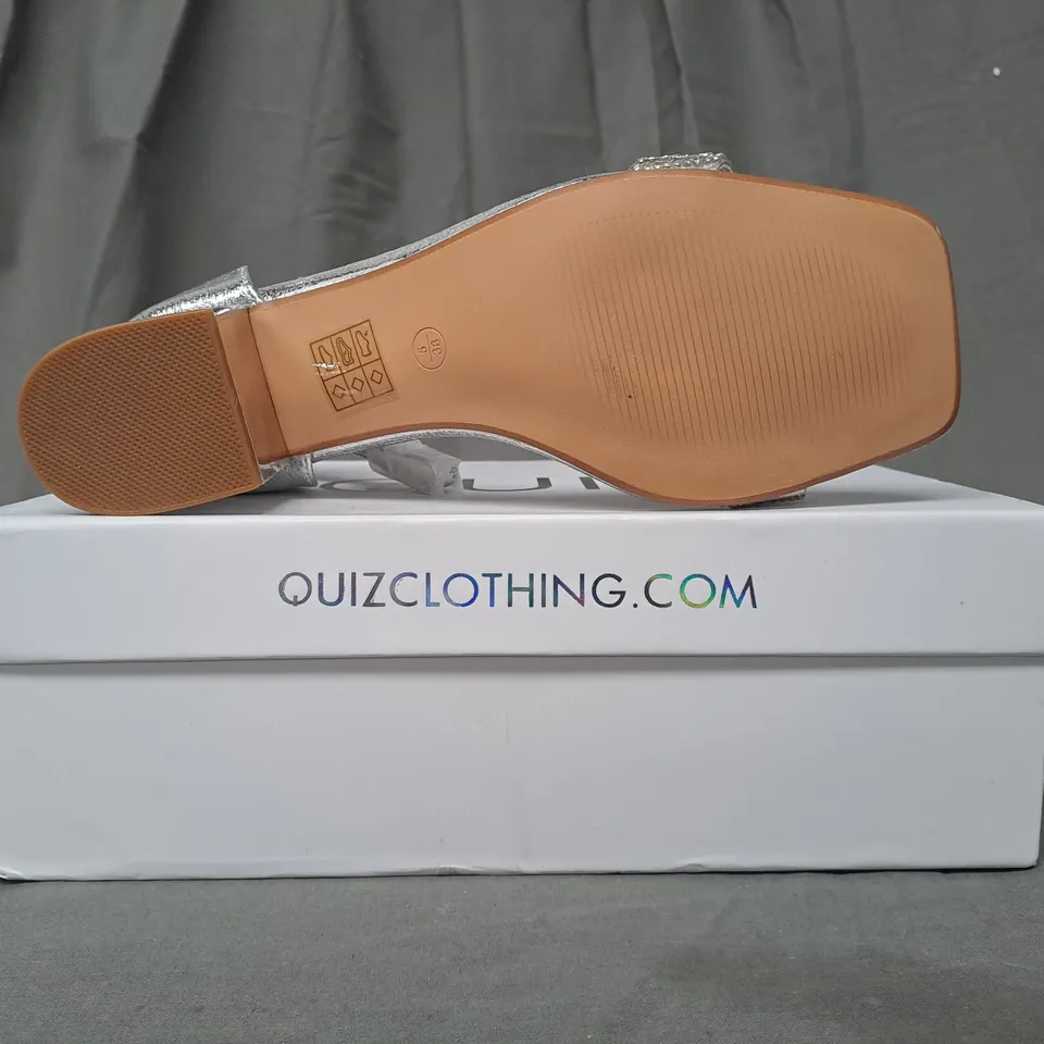 BOXED PAIR OF QUIZ OPEN-TOE BLOCK HEEL SANDALS IN METALLIC SILVER W. JEWEL EFFECT SIZE 5