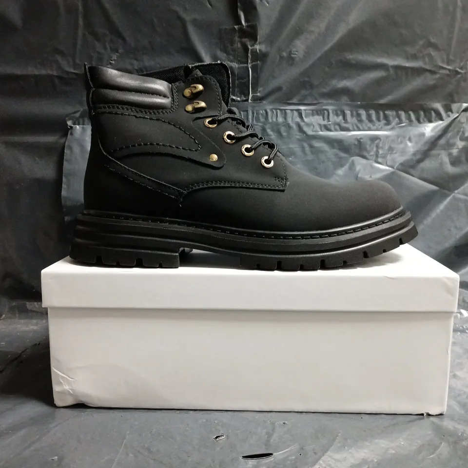 BOXED PAIR OF CONZURI ANKLE BOOTS IN BLACK SIZE UK 9