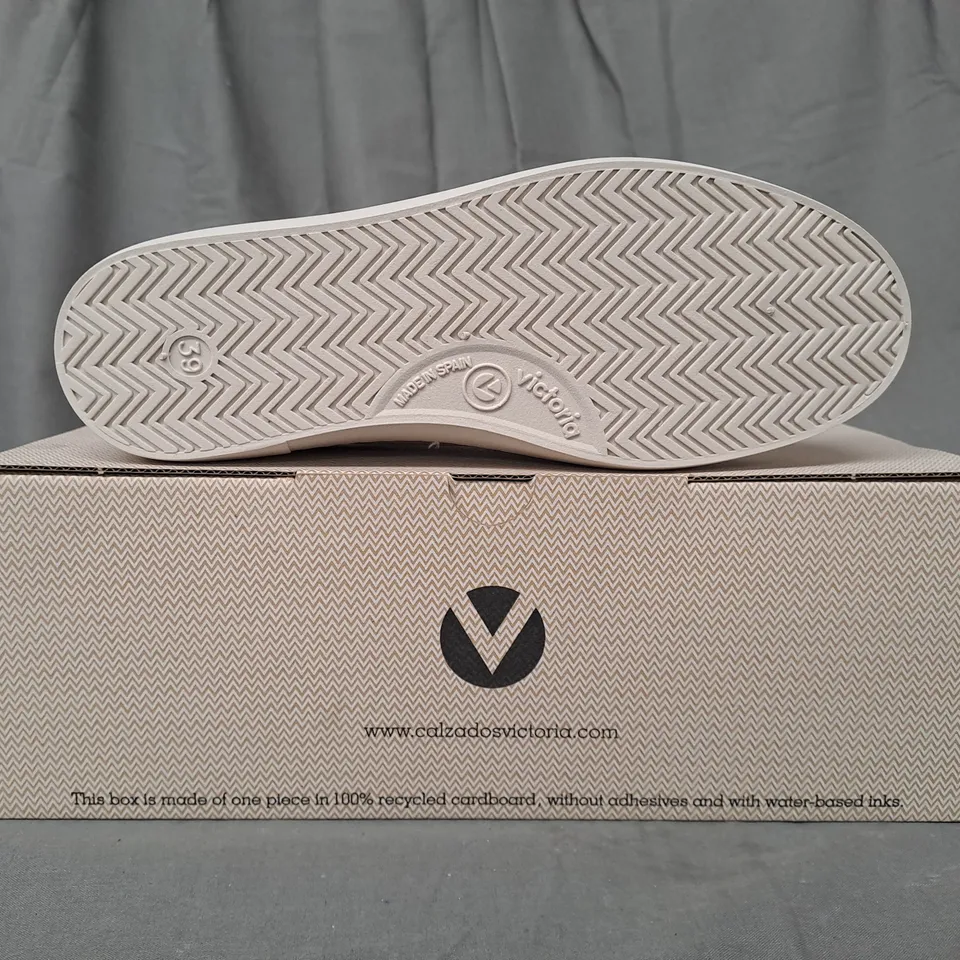 BOXED PAIR OF VICTORIA BERLIN TRAINERS IN WHITE EU SIZE 39