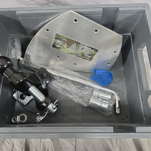 BOX OF ASSORTED CAR ITEMS TO INCLUDE - METAL PLATE - TOOLS 