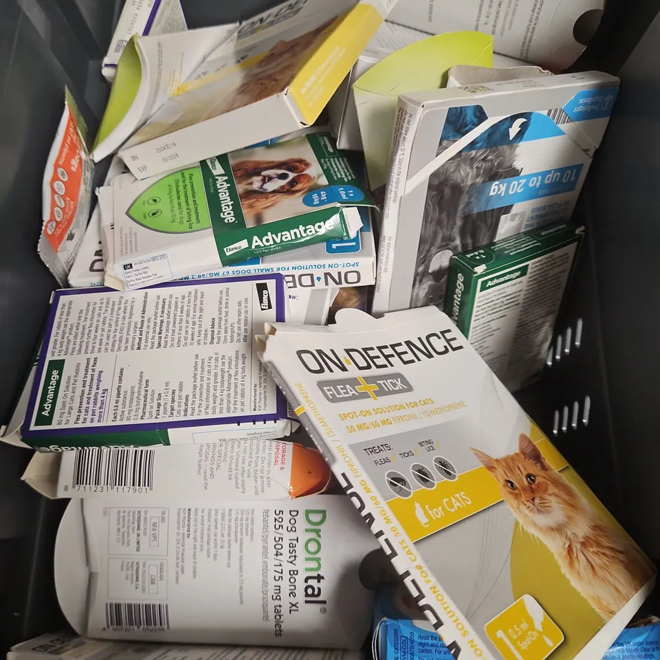 TOTE OF APPROXIMATELY 15 ASSORTED PET ITEMS TO INCLUDE - FRONTLINE SPOT ON SOLUTION - ERMIDRA SHAMPOO - BUGALUGS EARDROPS - ETC