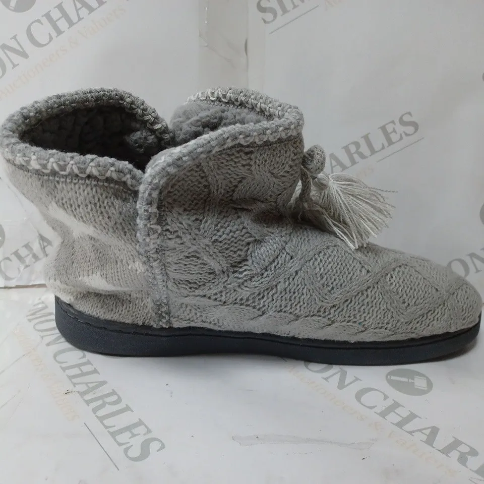 BOXED PAIR OF LINA SLIPPER BOOTS IN MEDIUM GREY - UK SIZE 7