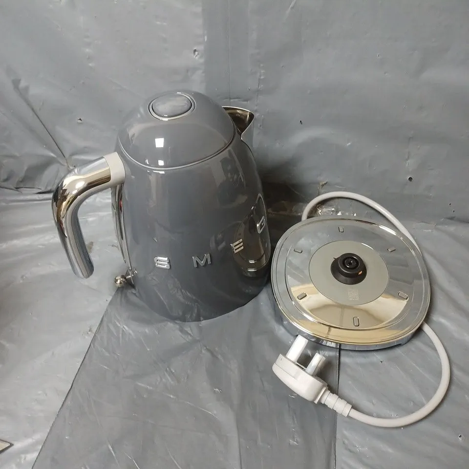 SMEG RETRO LOOK KETTLE IN GREY