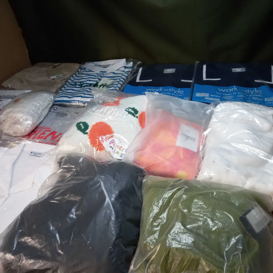 LOT OF APPROX 20 ASSORTED CLOTHING ITEMS VARYING IN SIZE/COLOUR/STYLE TO INCLUDE: TROUSERS, SKIRTS, TOPS