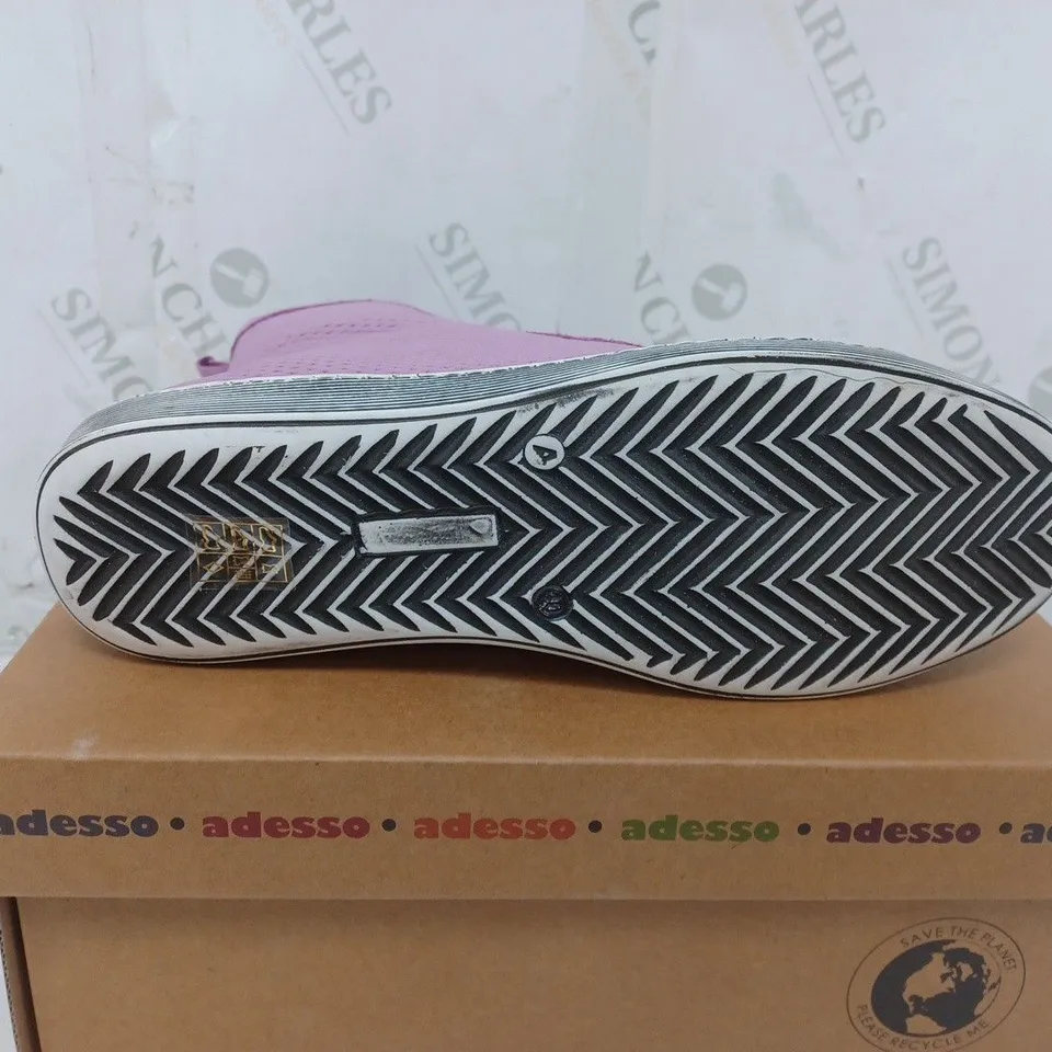 BOXED PAIR OF ADESSO BOOTS SIZE 7