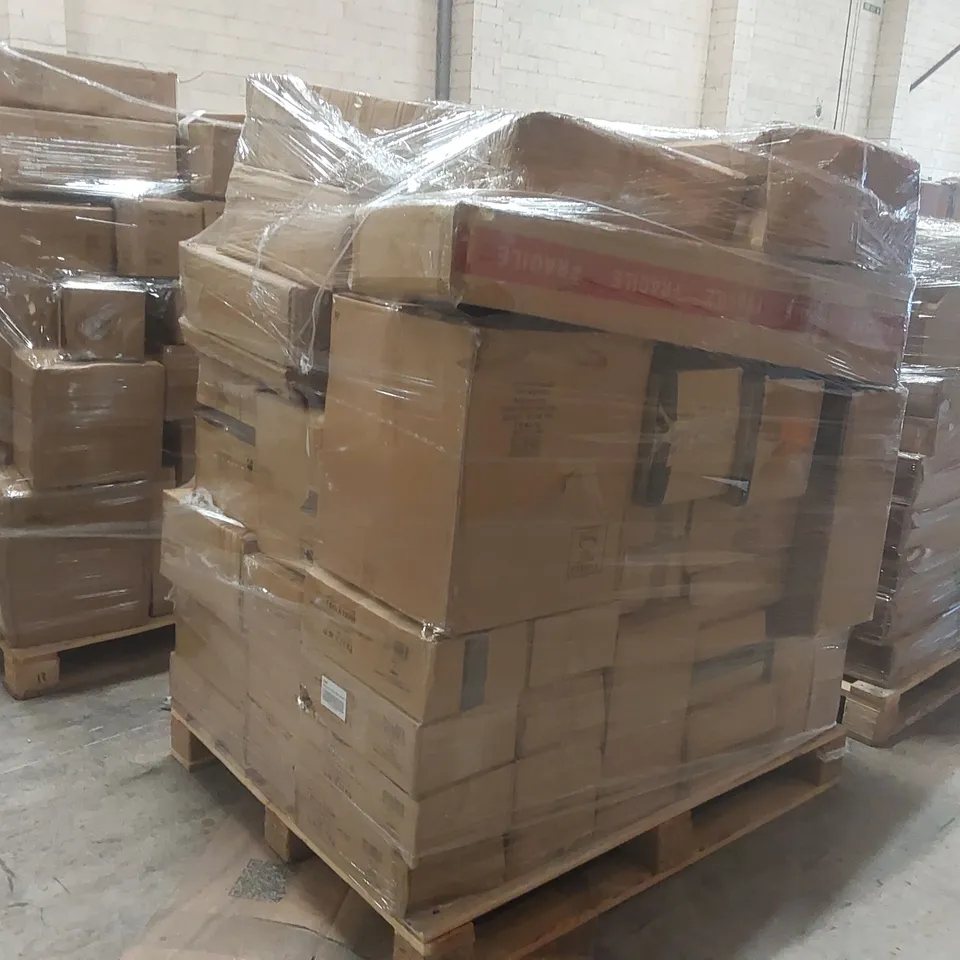 PALLET CONTAINING A VERY LARGE QUANTITY OF ASSORTED LIGHTING ITEMS