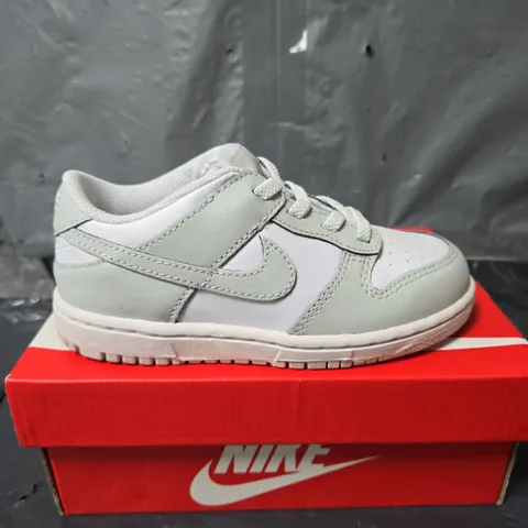 BOXED PAIR OF NIKE KIDS DUNK LOW (TDE) TRAINERS IN GREY/WHITE - UK 9.5