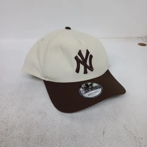 NEW ERA NEW YORK YANKEES BASEBALL CAP – OSFA, CREAM CROWN / BROWN PEAK