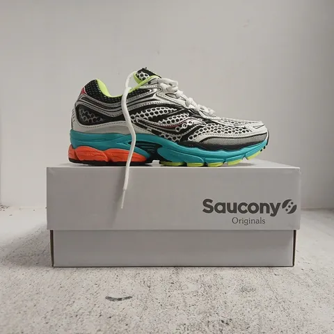 BOXED PAIR OF SAUCONY PRO GRID OMNI 9 TRAINERS IN WHITE/MULTI SIZE UK 3.5