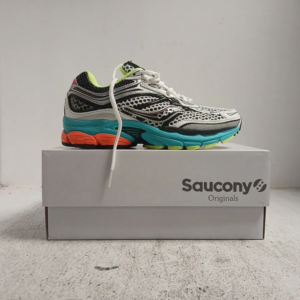 BOXED PAIR OF SAUCONY PRO GRID OMNI 9 TRAINERS IN WHITE/MULTI SIZE UK 3.5
