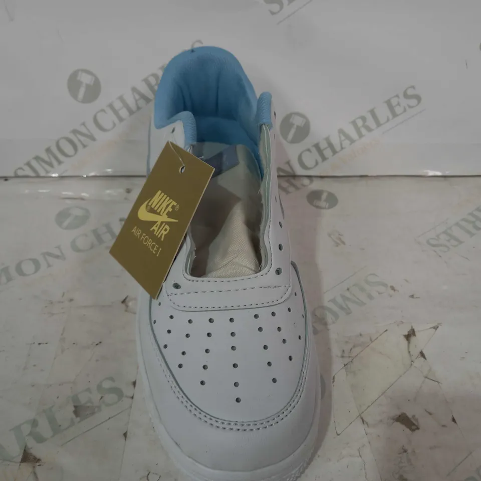 BOXED PAIR OF NIKE AIR FORCE 1 SHOES IN WHITE/BLUE UK SIZE 6.5