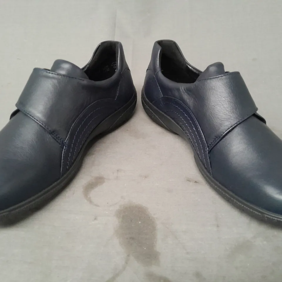 BOXED PAIR OF HOTTER SUGAR II SHOES IN NAVY UK SIZE 8