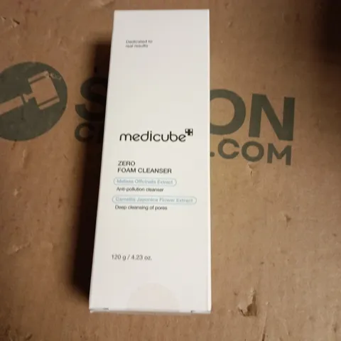 APPROXIMATELY 20 ASSORTED COSMETIC ITEMS INCLUDING MEDICUBE ZERO FOAM CLEANSER , SCHWARZKOPF PROTECTION SPRAY AND MANSCAPED BODY WASH 
