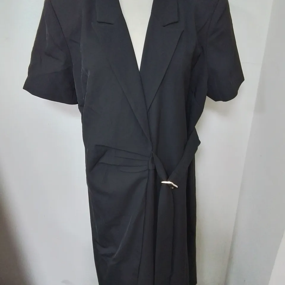 PRINCIPLES BUCKLE DETAIL WRAP DRESS IN BLACK - 20