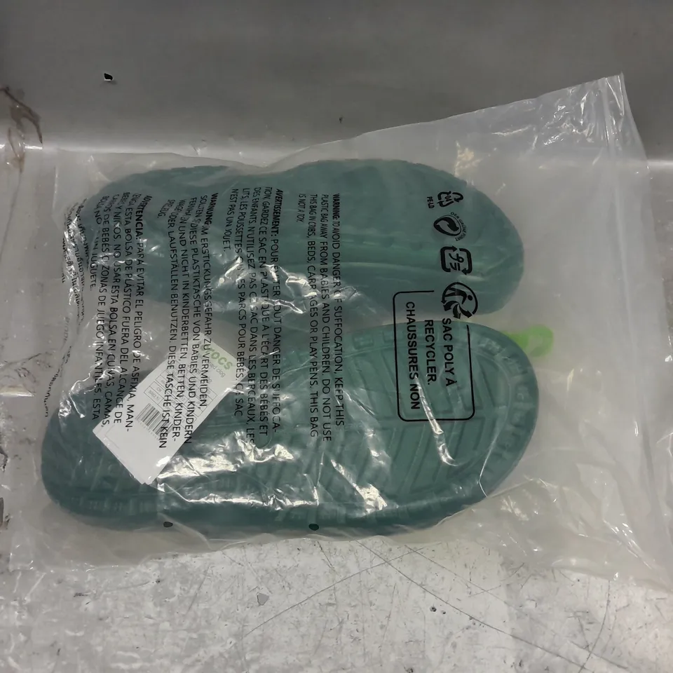 BAGGED PAIR OF CROCS CLASSIC LINED CLOG EMERALD UK M11/W12 