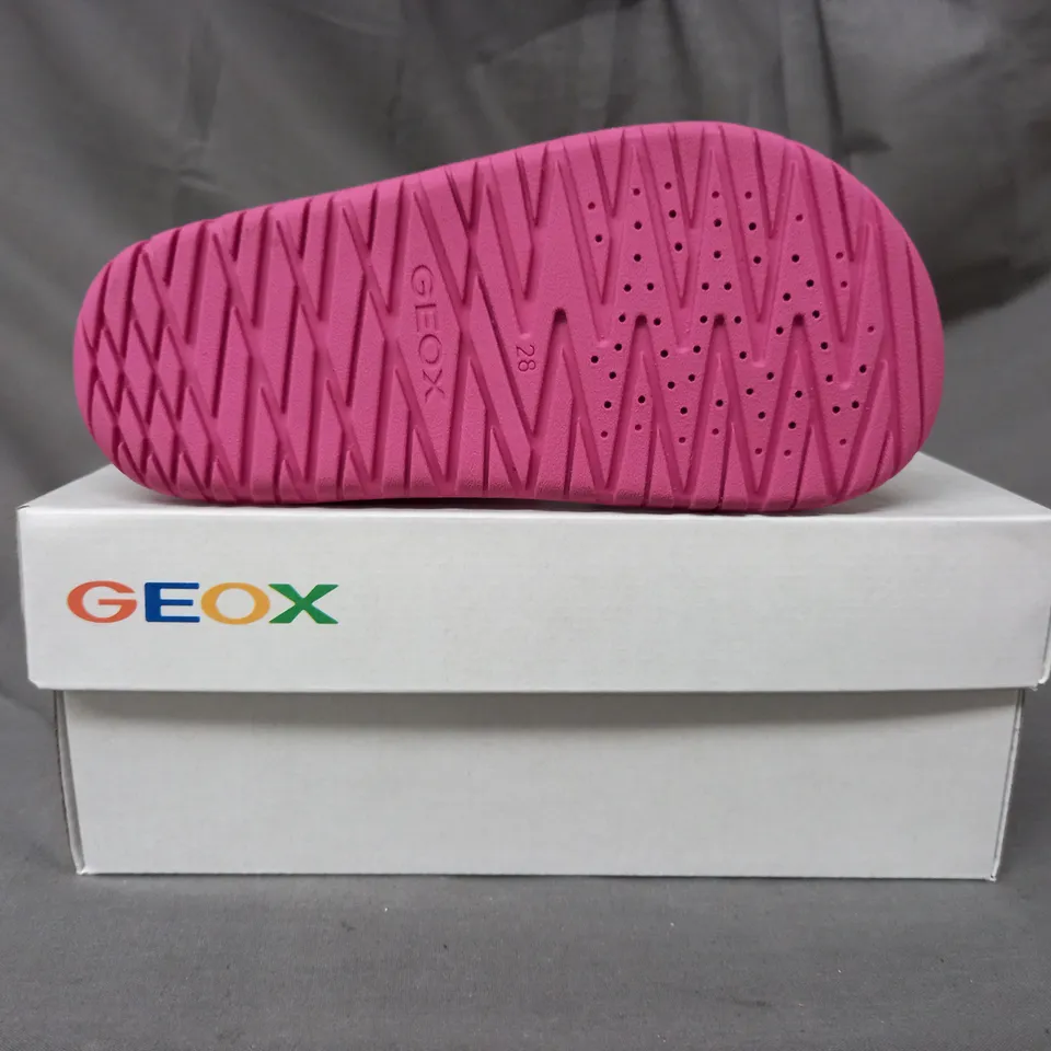 BOXED PAIR OF GEOX KIDS OPEN TOE SANDALS IN PINK UK SIZE 10