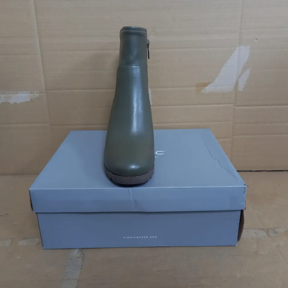BOXED PAIR OF VIONIC BLOCK HEEL ANKLE BOOTS IN OLIVE SIZE 8
