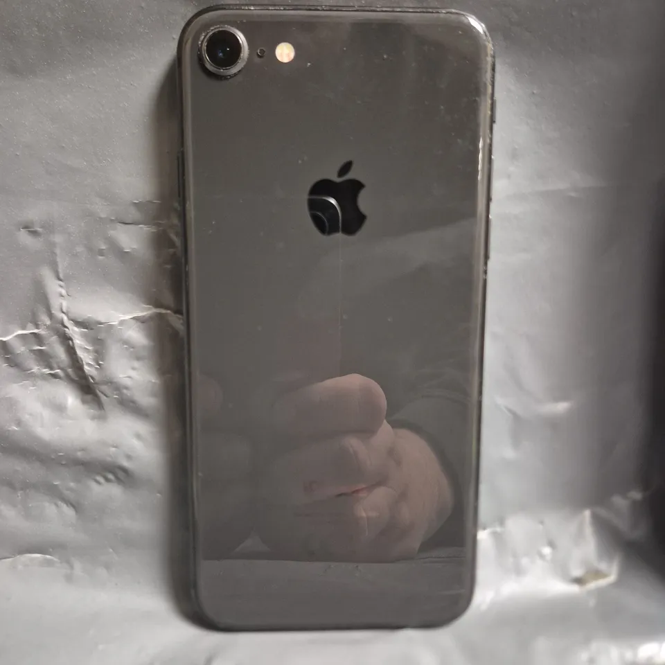 APPLE IPHONE 8 - MODEL MQ6G2B/A