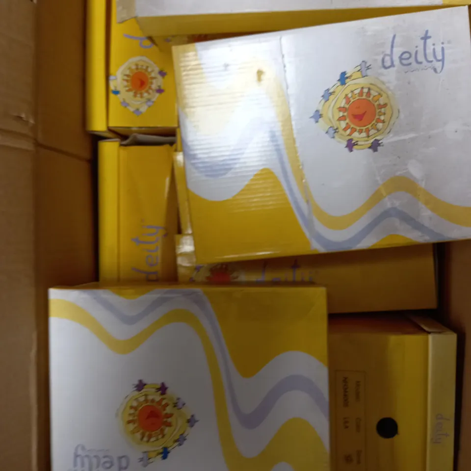 BOX OF APPROXIMATELY 12 ASSORTED PAIRS OF JUNIOR SHOES TO INCLUDE GRIS, LILA HIELO 